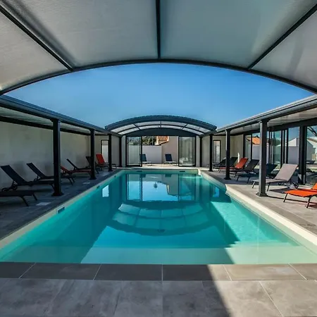 L'amiral Maison Avec Piscine/parking/wifi/plages 5kms بيت للعطل *